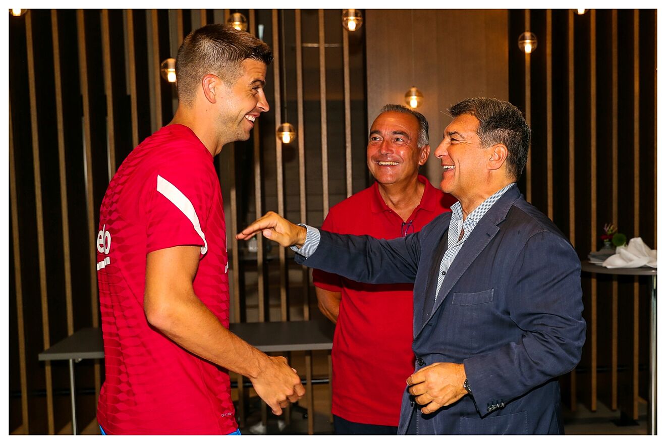 Gerard Piqu�, Rafa Yuste y Joan Laporta.