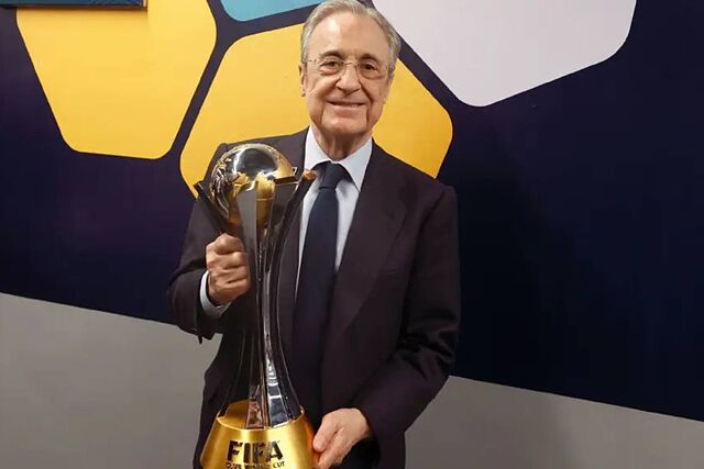 Florentino P�rez posa con el trofeo de la Copa Intercontinental.