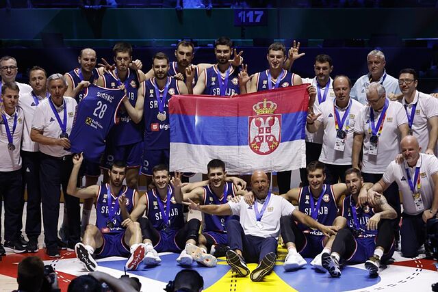 La selecci�n de Serbia con la madalla de plata lograda en Manila.