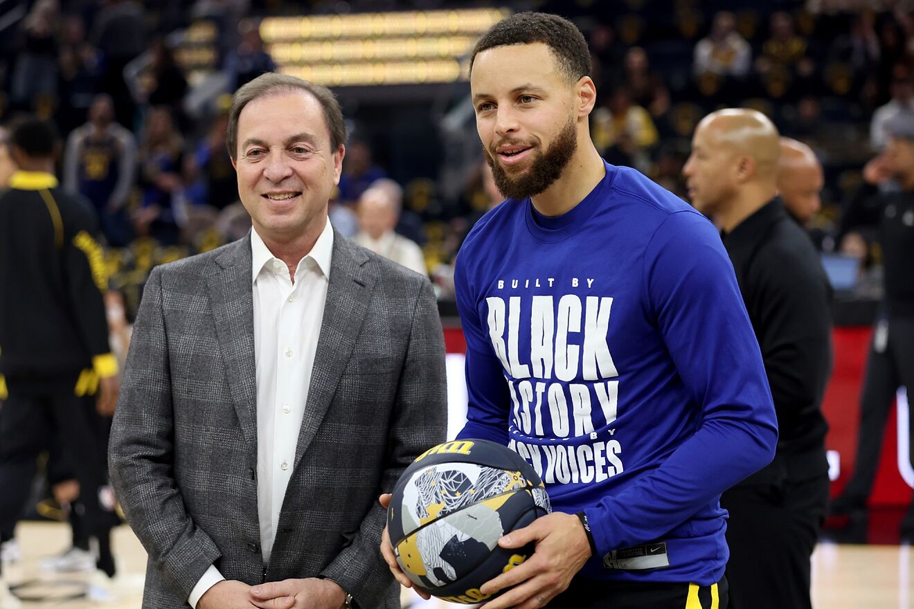 sur Le Roster. | Les Golden State Warriors ont raté l'été 2026 Golden State Warriors guard Stephen Curry, right, is presented with a...