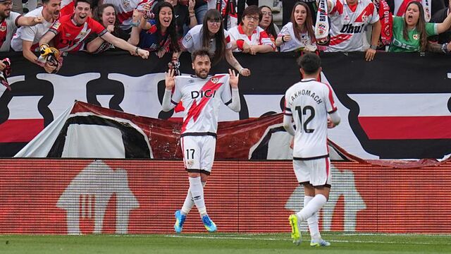 El ataque del Rayo fue finalizado por Ilias con la pierna izquierda y el rechace de Strakosha fue mandado por Unai L�pez hacia dentro. Segundo gol para el Rayo antes del descanso.