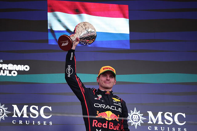 Verstappen, con el trofeo del tercero.