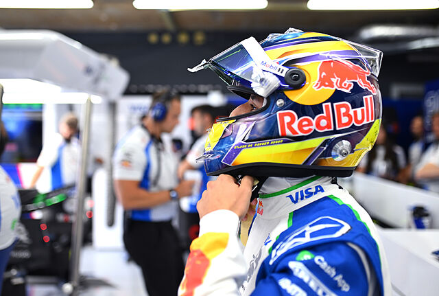 Hadjar, en el box antes de la qualy.