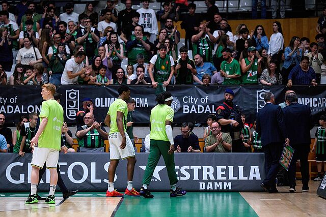 Los jugadores del Unicaja, durante el par�n en su partido ante el Joventut en el Ol�mpico.