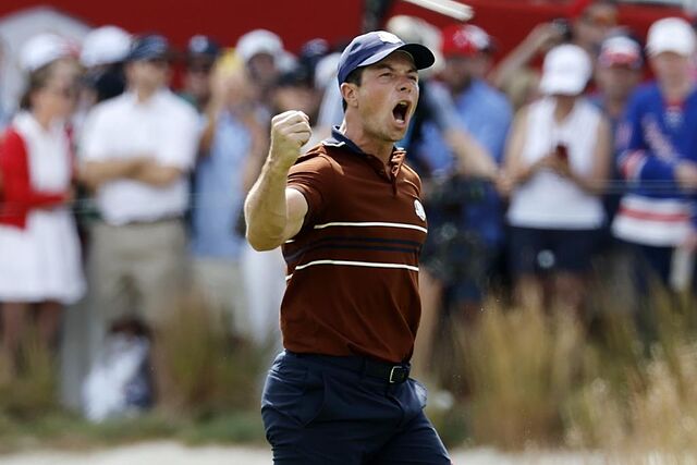 Viktor Hovland celebra un putt ayer por la ma�ana