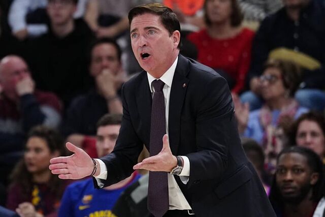 Xavi Pascual da instrucciones a su equipo durante un partido de esta temporada.