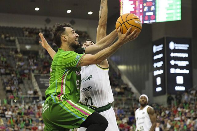 Lluis Costa penetra a canasta ante la defensa de Chris Duarte.