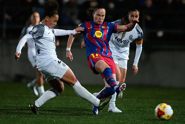 Ewa Pajor intenta un disparo ante la oposici�n de Celya Barclais