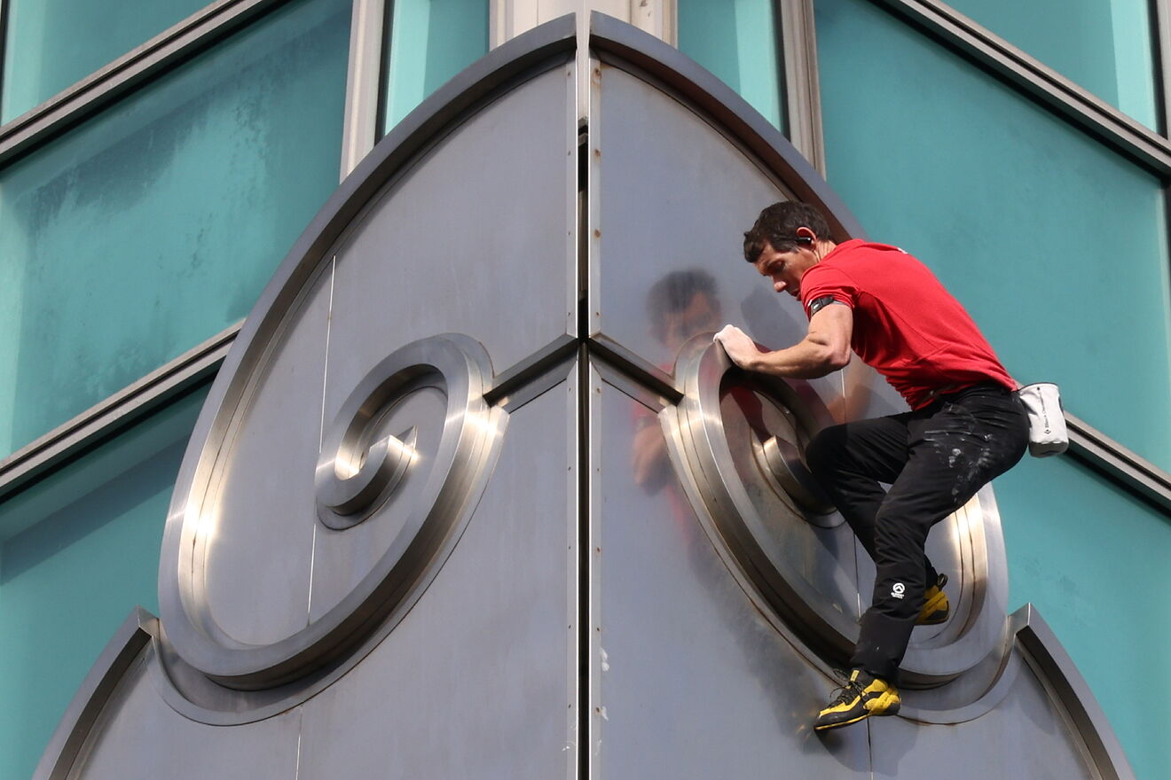 US rock climber Alex Honnold climbs the Taipei 101 skyscraper building