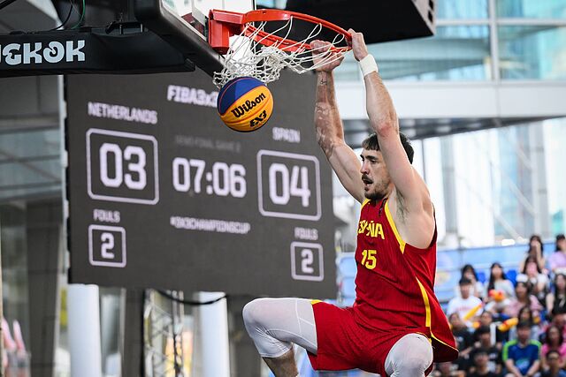 Iv�n Aurrecoechea hace un mate en un tramo del partido ante Pa�ses Bajos.