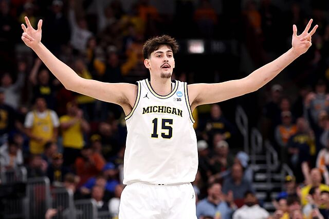 Aday Mara celebra una canasta de Michigan ante Tennessee.