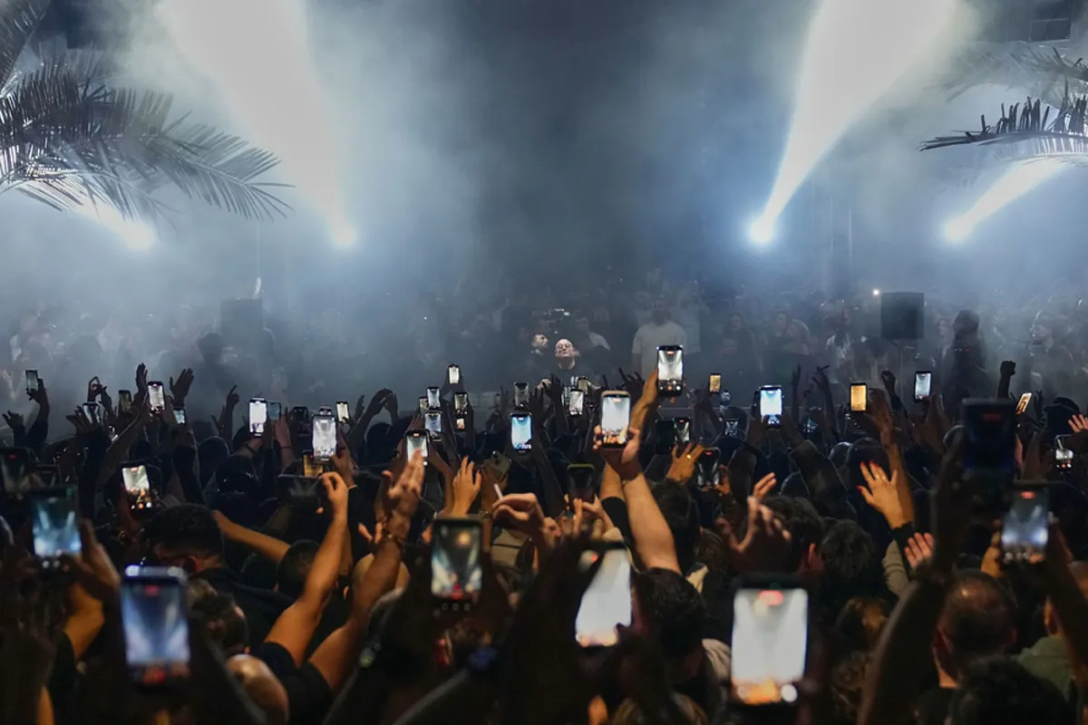 Which artists have suffered accidents while performing on stage