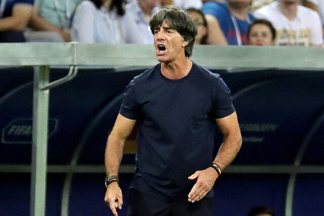 Joachim L�w, durante un partido dirigiendo a Alemania