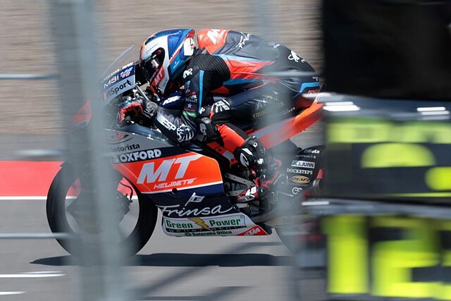 Iv�n Ortol�, visto desde el muro, en Mandalika.