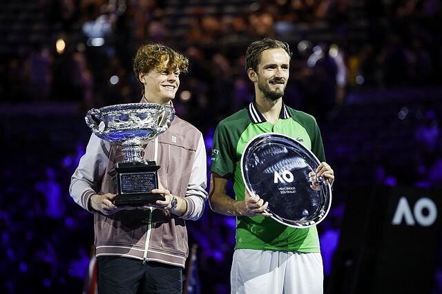 Jannik Sinner y Daniil Medvedev con sus respectivos trofeos tras la final del Open de Australia 2024.