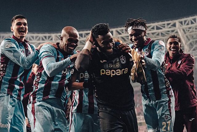 Los jugadores de Trabzonspor felicitan a Andr� Onana.