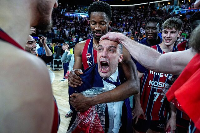 Paolo Galbiati grita durante la celebraci�n del Kosner Baskonia.