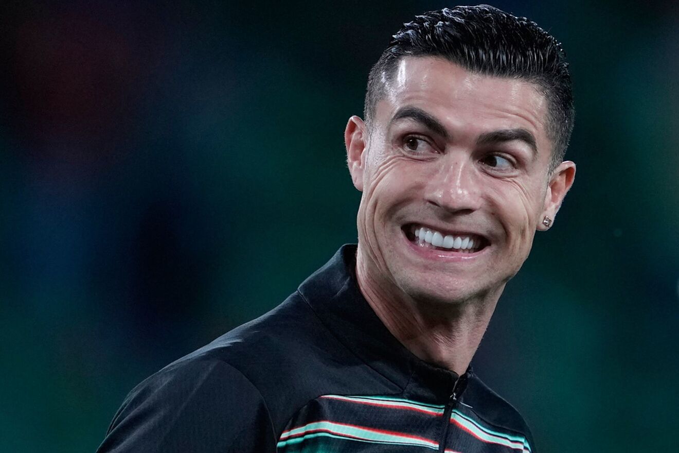 Cristiano Ronaldo s Aura Commands Attention As Legends Rise For His cristiano-ronaldo-s-aura-commands-attention-as-legends-rise-for-his