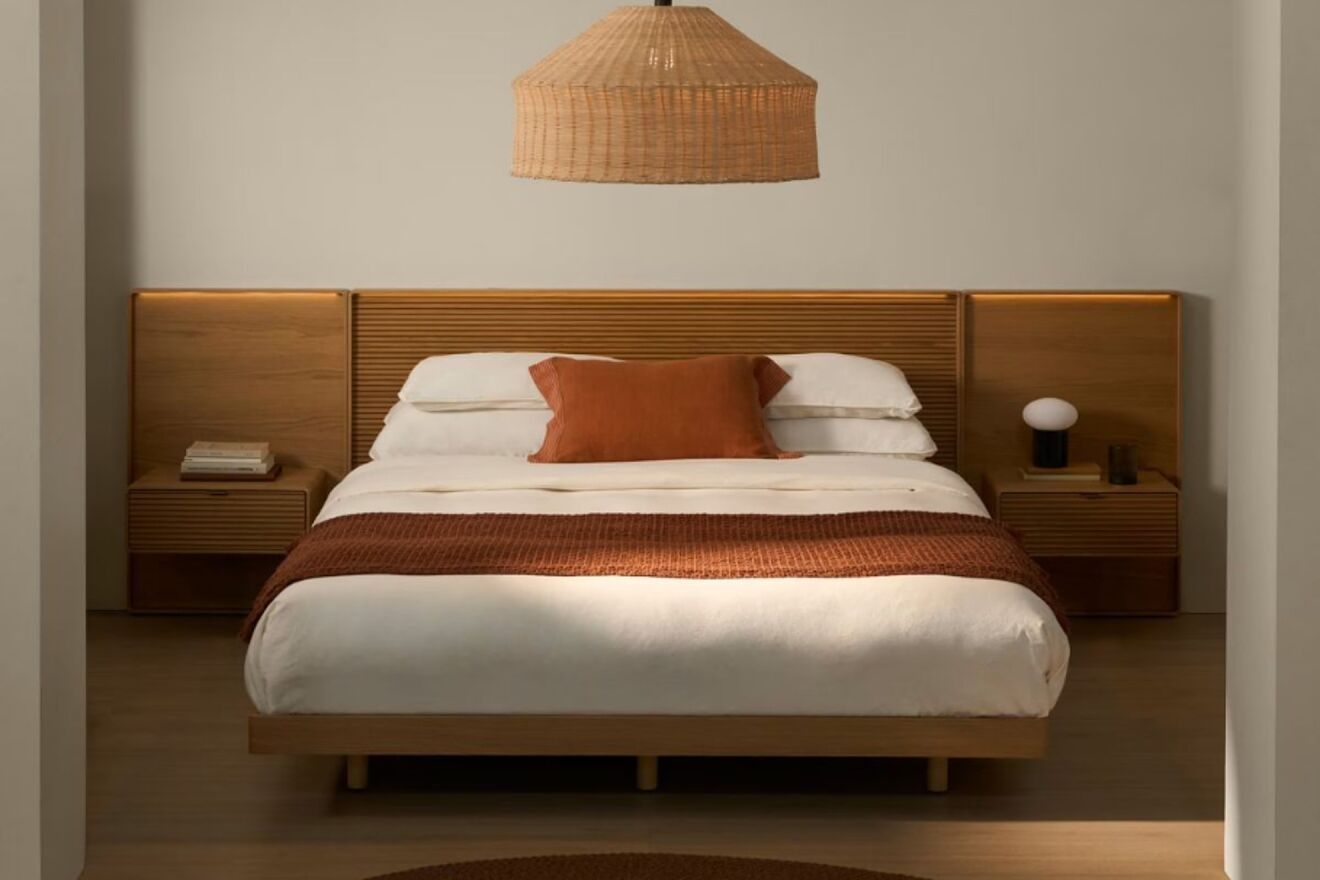 Crea un espacio acogedor y elegante con esta cama de matrimonio de estilo retro renovado.