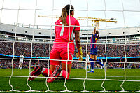 Misa Rodr�guez se lamenta tras encajar un gol en el Camp Nou.