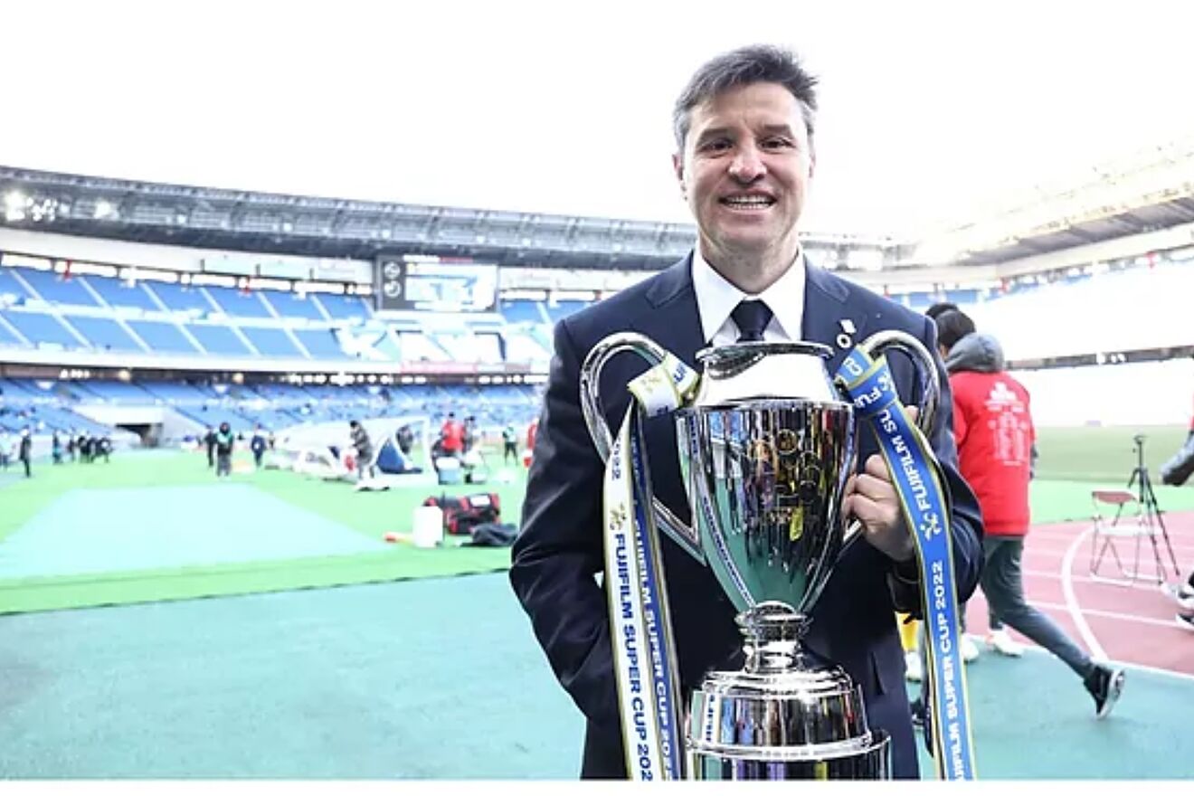 Ricardo Rodr�guez posa con la Supercopa. Urawa Red Diamonds