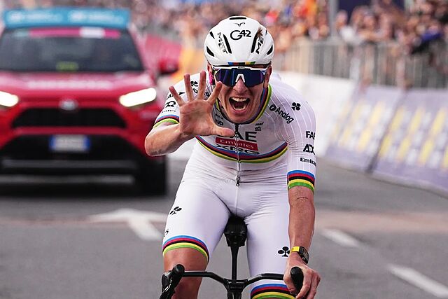 Pogacar, ense�ando la manita.