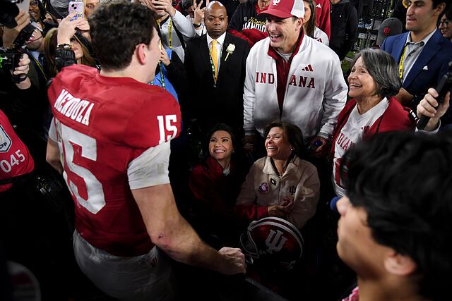 Fernando Mendoza, junto a su madre y el resto de la familia tras ganar el t�tulo con Indiana.