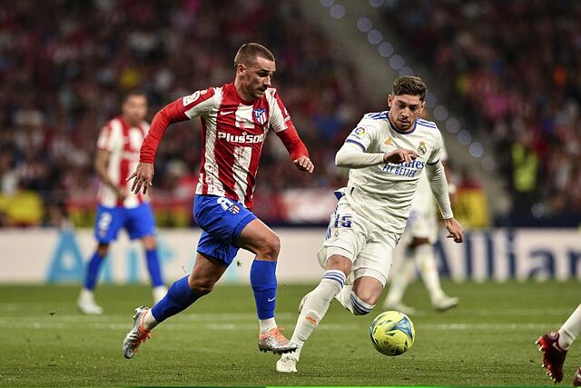 Griezmann y Vlaverde, durante el derbi en el Metropolitano.