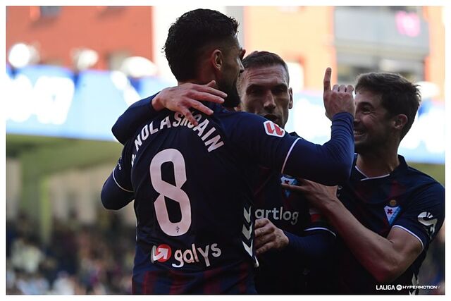Peru celebra con Arbilla y Mart�n el segundo gol del Eibar al Ceuta