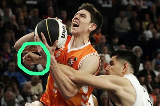 Pedro Mart�nez se�ala el pu�o de Gabriel Deck al cometer falta sobre Sergio De Larrea.