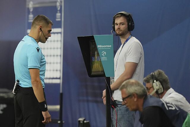 El colegiado Simone Sozza revisa el penalti a llamada del VAR