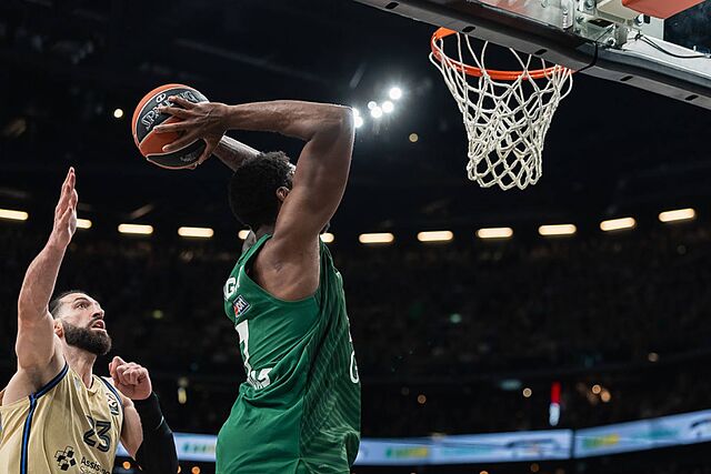 Moses Wright machaca el aro del Bar�a tras superar a Shengelia.