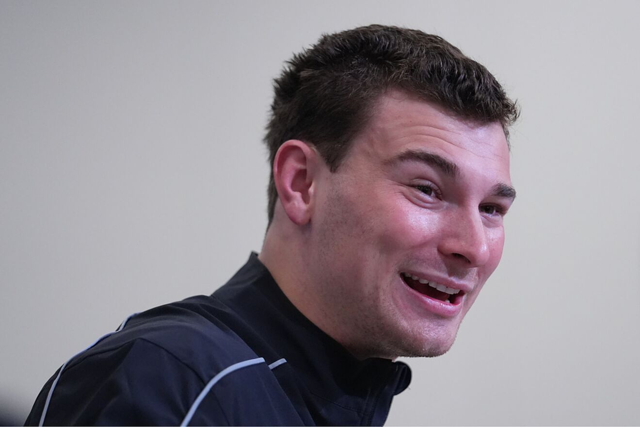 Indiana quarterback Fernando Mendoza