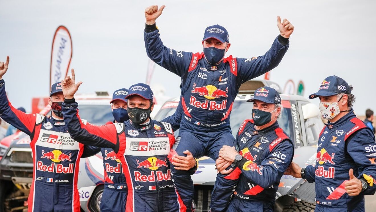 Sainz y Al-Attiyah felicitan a Peterhansel, ganador del Dakar 2021.