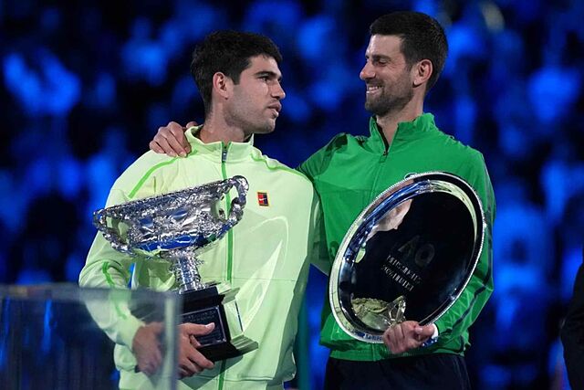 Alcaraz y Djokovic, con sus trofeos, tras la ceremonia de entrega del Open de Australia.