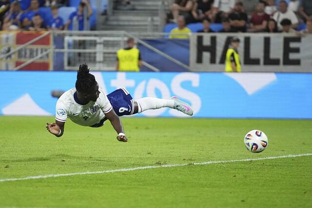 Rowe rematando de cabeza el gol del triunfo