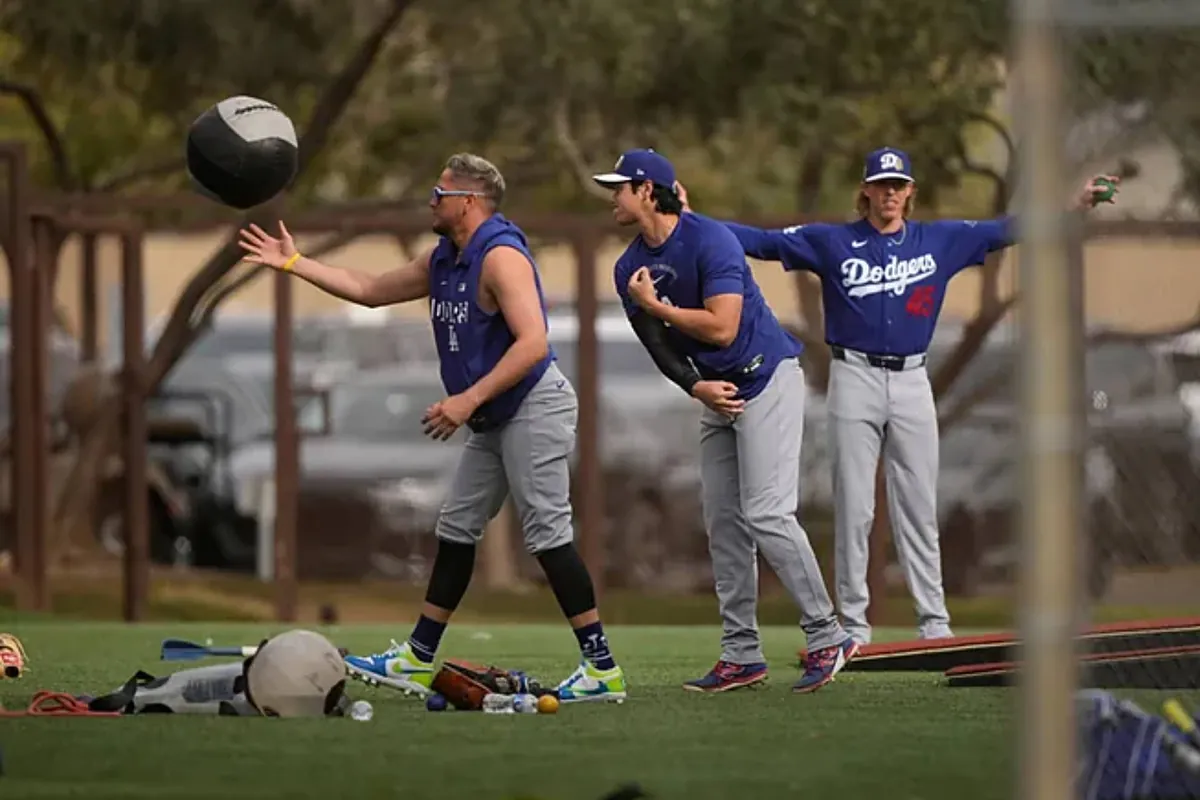 Miguel Rojas of the Los Angeles Dodgers clowns Blake Snell: 'The weakest player in the camp'