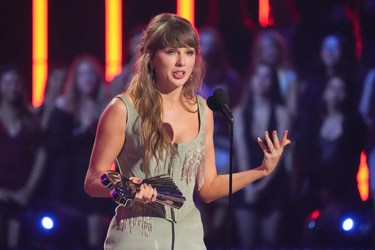Taylor Swift dines with father Scott after Michael Rubin's decision revealed new wedding date
