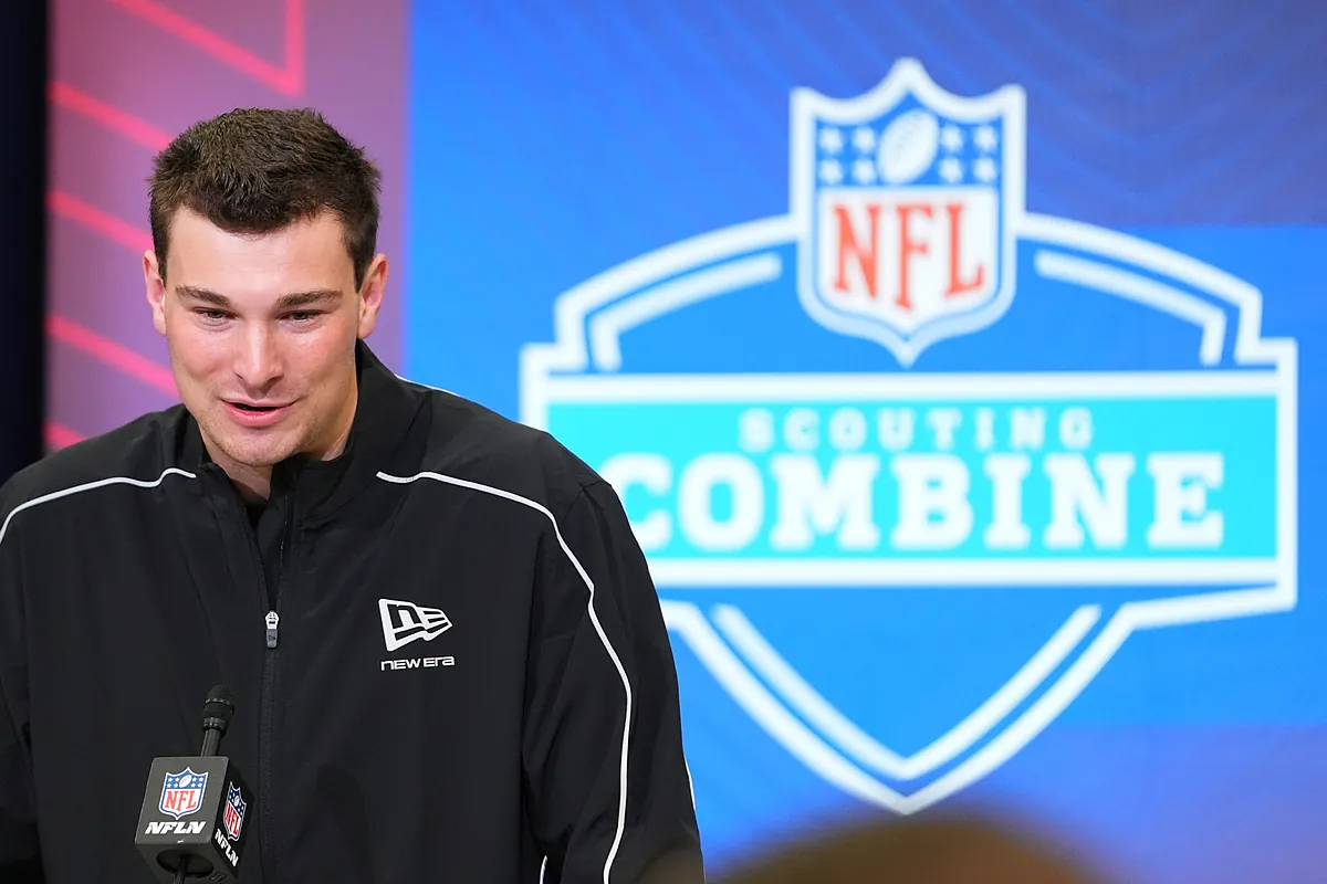 Which Super Bowl MVP is positioned to guide Fernando Mendoza in the Raiders new era