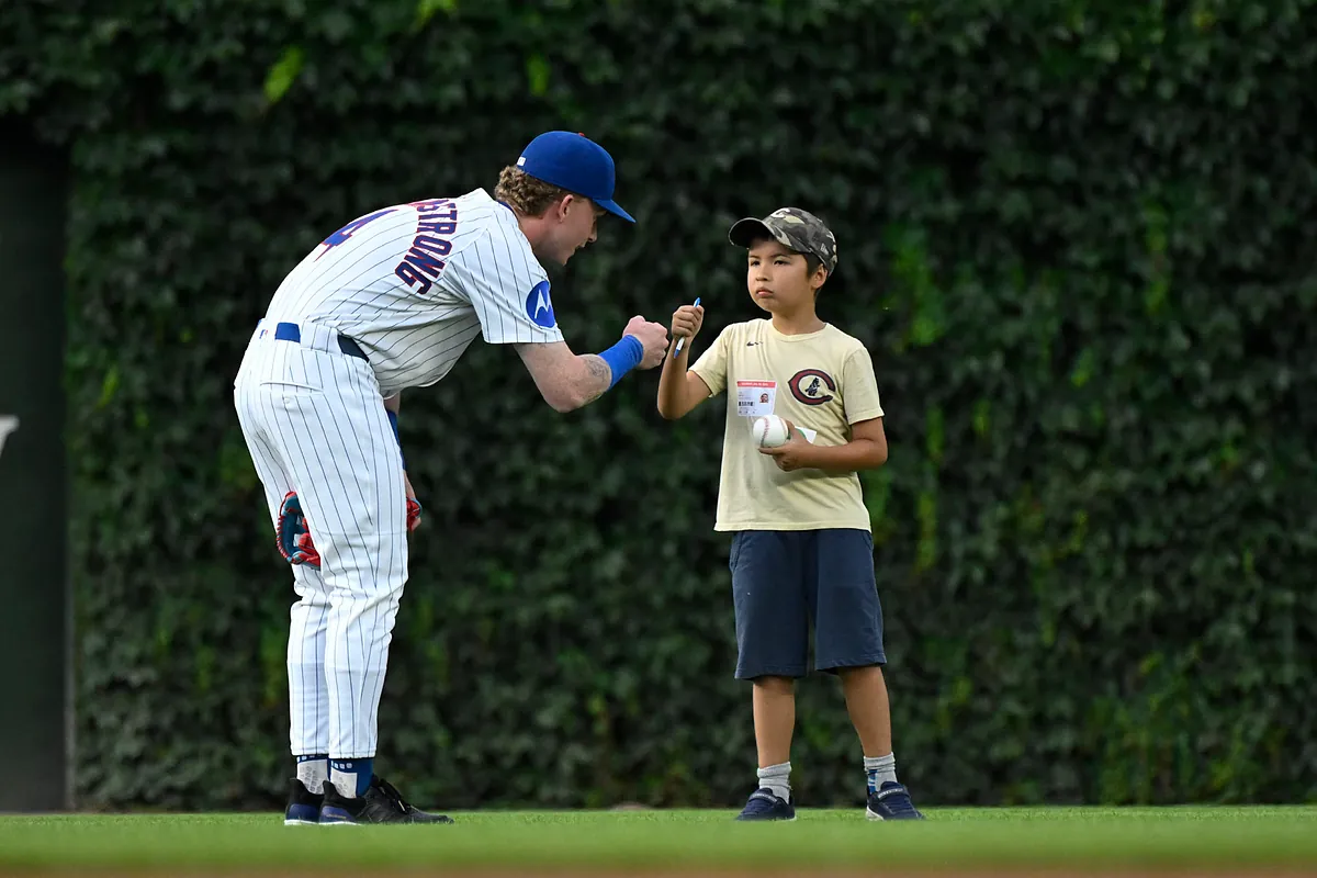 Cubs superstar Pete Crow-Armstrong surprised young fans at a Wrigleyville lemonade stand by funding a boy's haircut | Marca