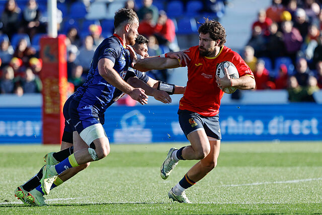 Un jugador espa�ol corre con la pelota en el partido frente a Ruman�a.