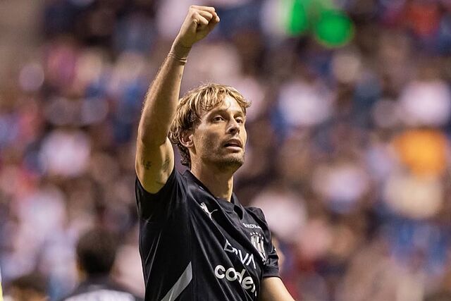 Canales celebrando en el partido contra Puebla.