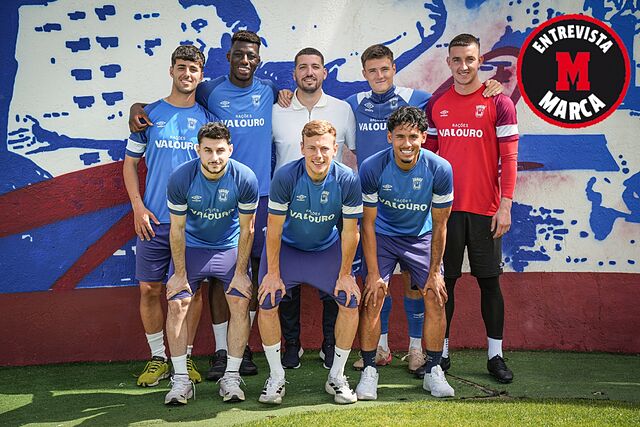 Arriba, de izquierda a derecha: Alejandro Alfaro, Musa Drammeh, Andr� Sabino (director deportivo), Arnau Casas y Unai P�rez. Abajo: Manu Pozo, Javi V�zquez y Luis Quintero.