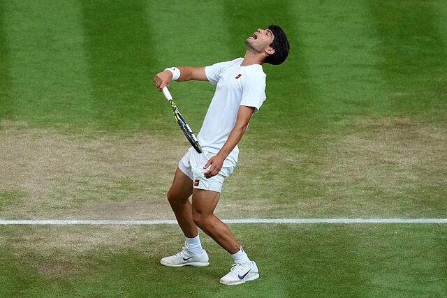 Carlos Alcaraz se lamenta durante el partido ante Sinner.