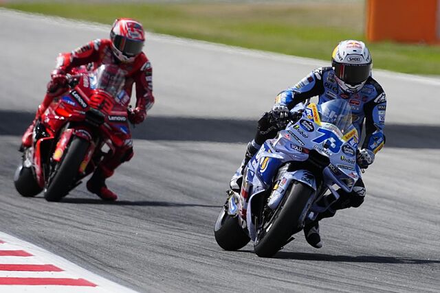 �lex M�rquez, delante de Marc en carrera en Barcelona.