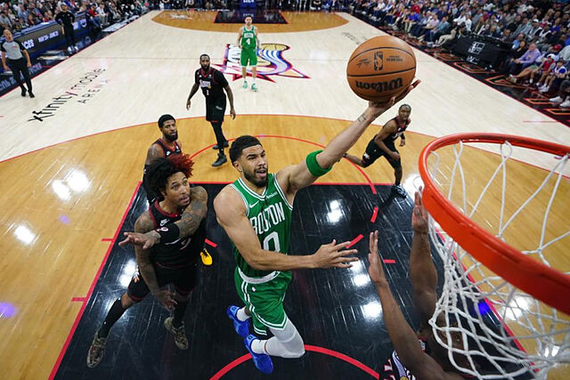 Jayson Tatum entra a canasta para anotar ante Kelly Oubre Jr.