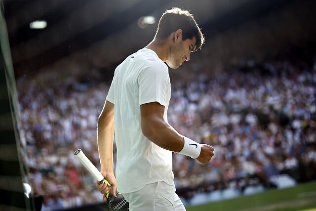 Alcaraz, durante la final contra Sinner en la central del All England Tennis Club.