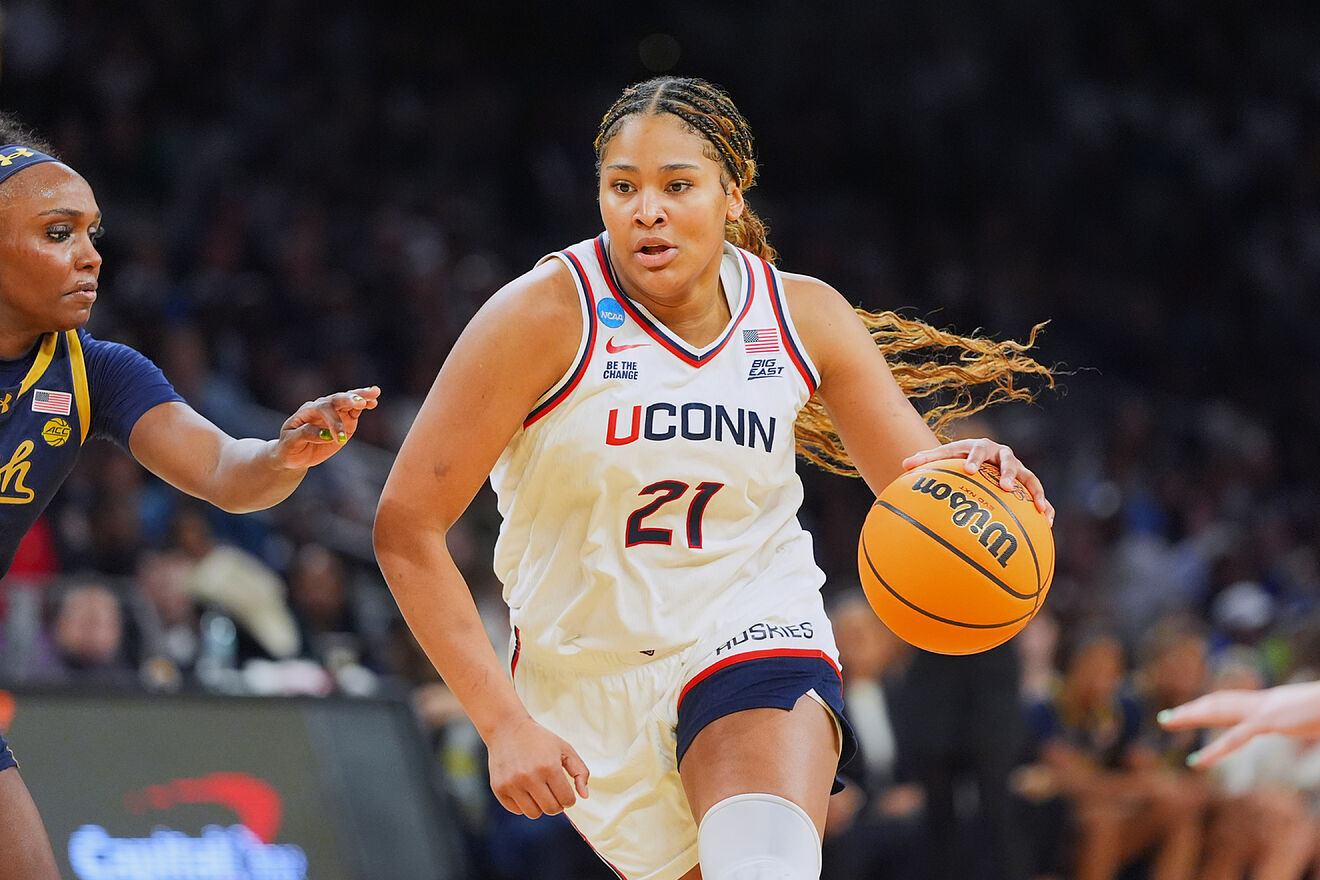 UConn forward Sarah Strong