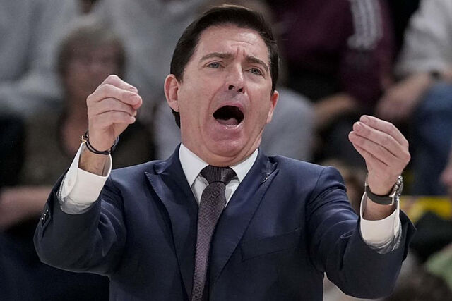 Xavi Pascual gesticula durante un partido.