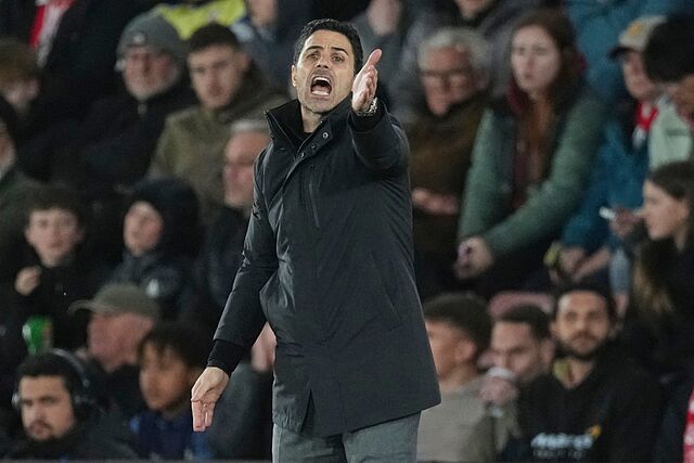 Mikel Arteta, dando instrucciones durante el partido contra el Southampton